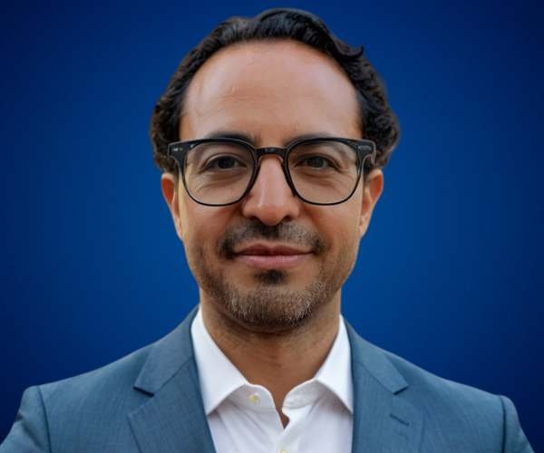 Xavier Moreano Calero, referente en innovación, estrategia y transformación digital, en retrato profesional sobre fondo azul.